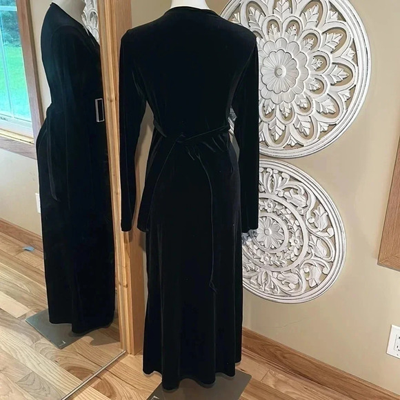 In tended Velvet wrap maxi dress - Picture 4 of 5